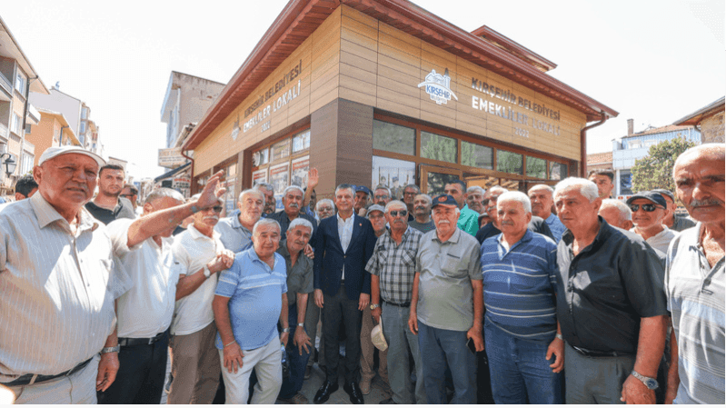 CHP lideri Özgür Özel'e ziyaret ettiği emekli lokalinde 20 yıldır