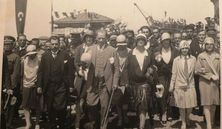 “Kadın hakları açısından tarihe baktığımız zaman, islâmiyetin bu yolda kadınlar