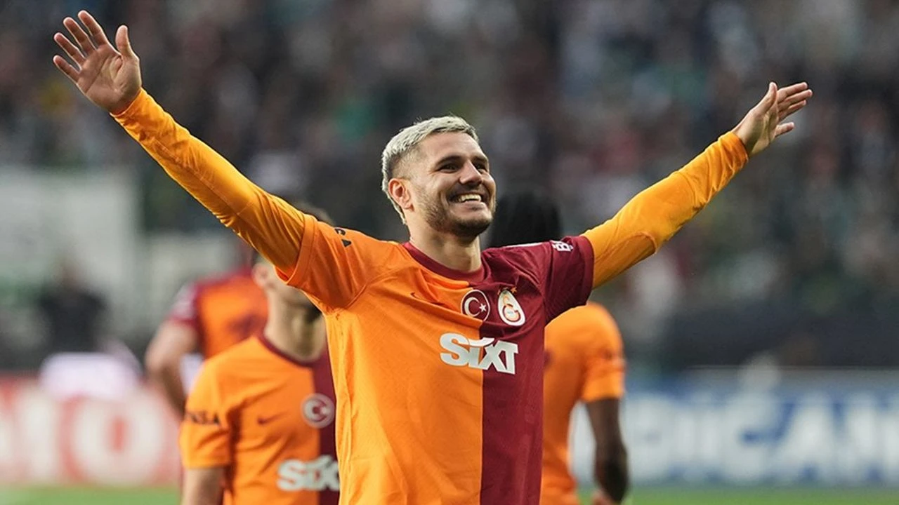 Galatasaray, Konyaspor'u 3-1 Yendi
45+1. dakikada Galatasaray farkı ikiye çıkardı. Sol kanattan ceza sahasına giren Barış Alper yerden pasını penaltı noktası gerisindeki Yunus Akgün'e aktardı; Yunus'un ceza sahası içi sağ çaprazına pasında topla buluşan Icardi çaprazdan düzgün bir vuruşla fileleri havalandırdı: 2-0.
