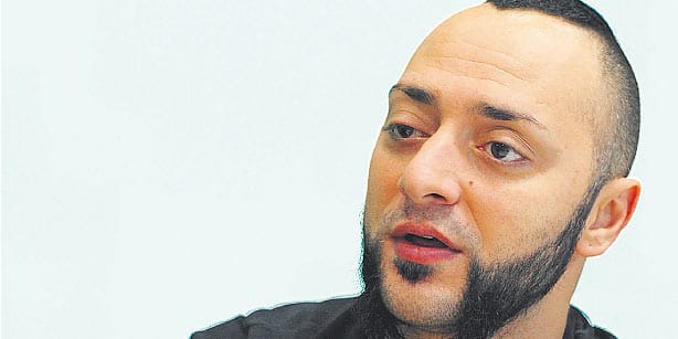 Hayko Cepkin ’in Kayseri ve Diyarbakır Konserleri Valilik Kararıyla İptal Edildi — Şehirlerde Büyük Tepki