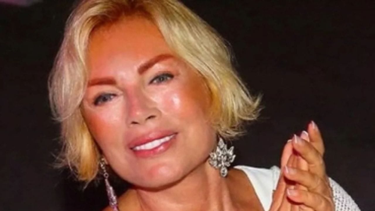 Sanatçı Semiramis Pekkan köpeğini gezdirirken meskeninin önünde düştü. Hastanede yapılan