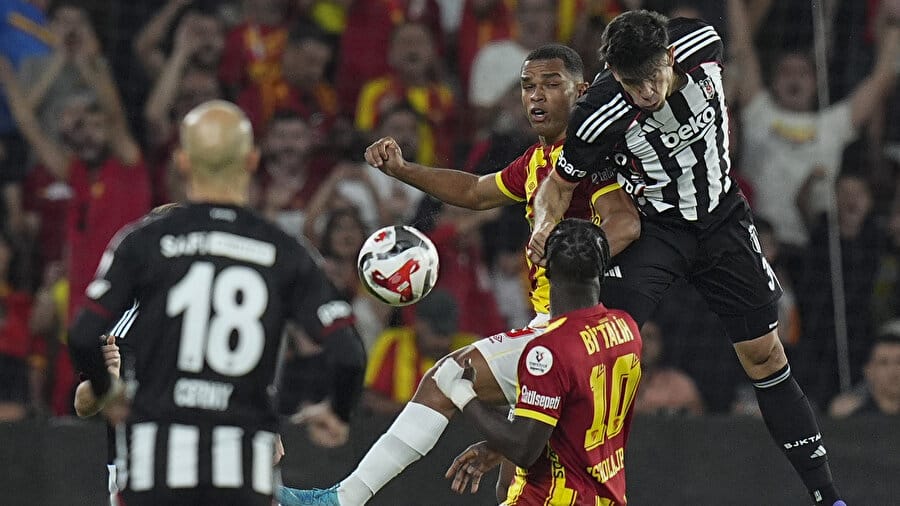 Göztepe ve Beşiktaş Karşılaşması: Gürsel Aksel’de 3-0 Göztepe ve Beşiktaş,