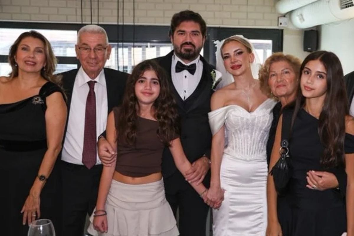 Televizyon dünyasından tanınan Rasim Ozan Kütahyalı, özel hayatını saklı tutmasına