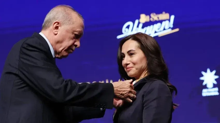 AKP'ye geçen Özlem Gürzeli Eleştiren CHP Beykoz Gençlik Kolları Başkanı Gözaltında