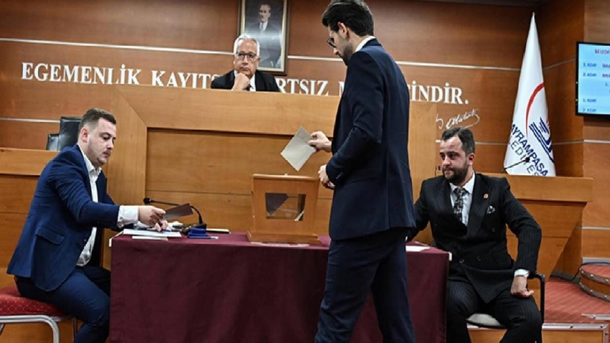 Bayrampaşa Belediye Meclisi’nde Belediye Başkanı Hasan Mutlu’nun tutuklanması sonrasında yaşanan