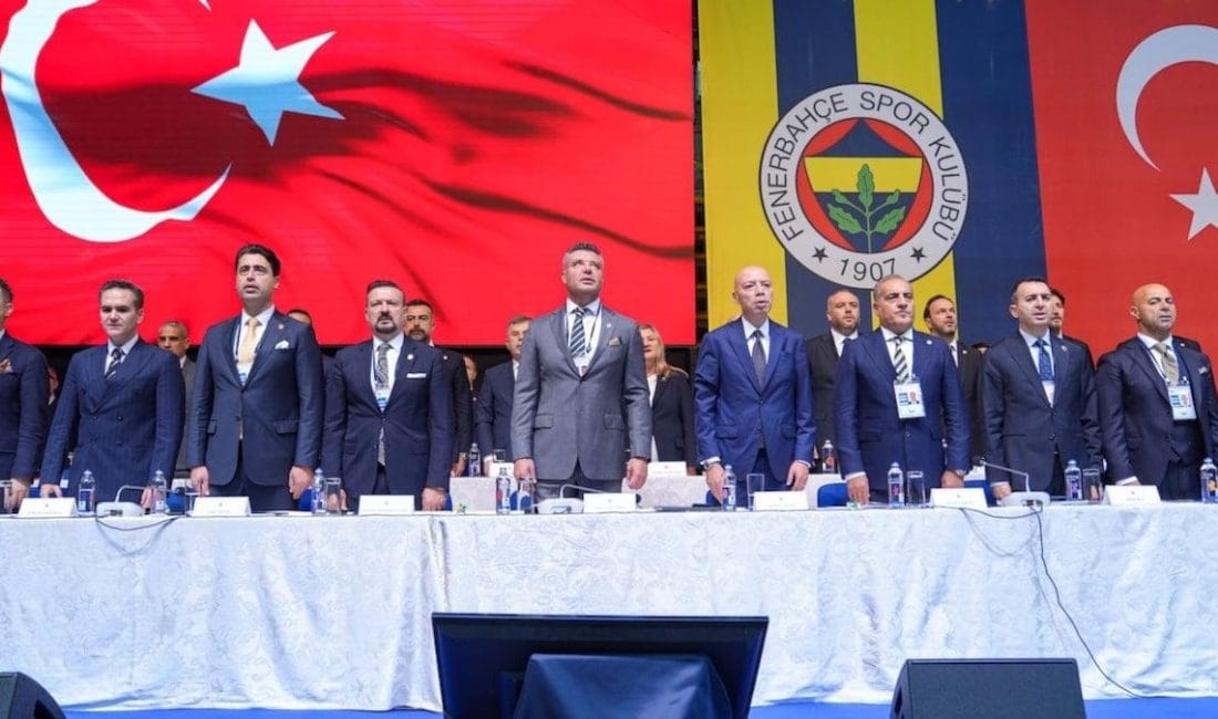 Fenerbahçe Kulübü Olağanüstü Genel Kurul Toplantısı’nda kongre üyeleri, mevcut başkan