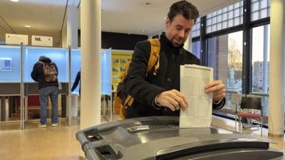 Hollanda’da yaklaşık 13,5 milyon seçmen, Temsilciler Meclisi’nin 150 sandalyesi için