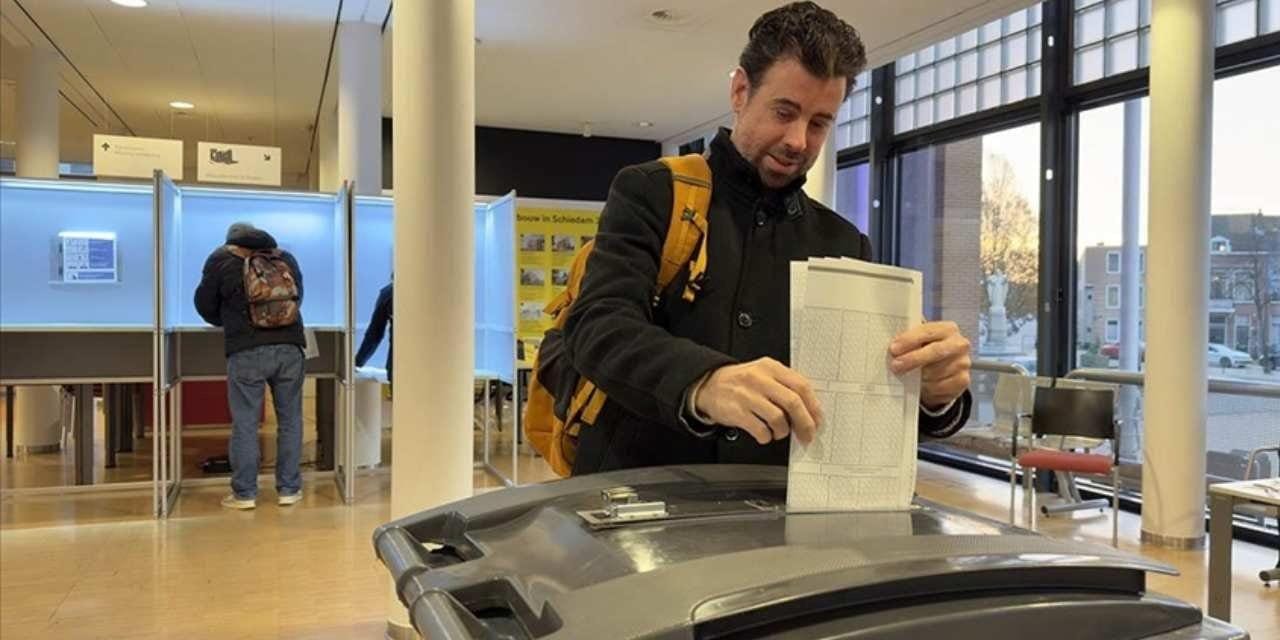 Hollanda’da yaklaşık 13,5 milyon seçmen, Temsilciler Meclisi’nin 150 sandalyesi için