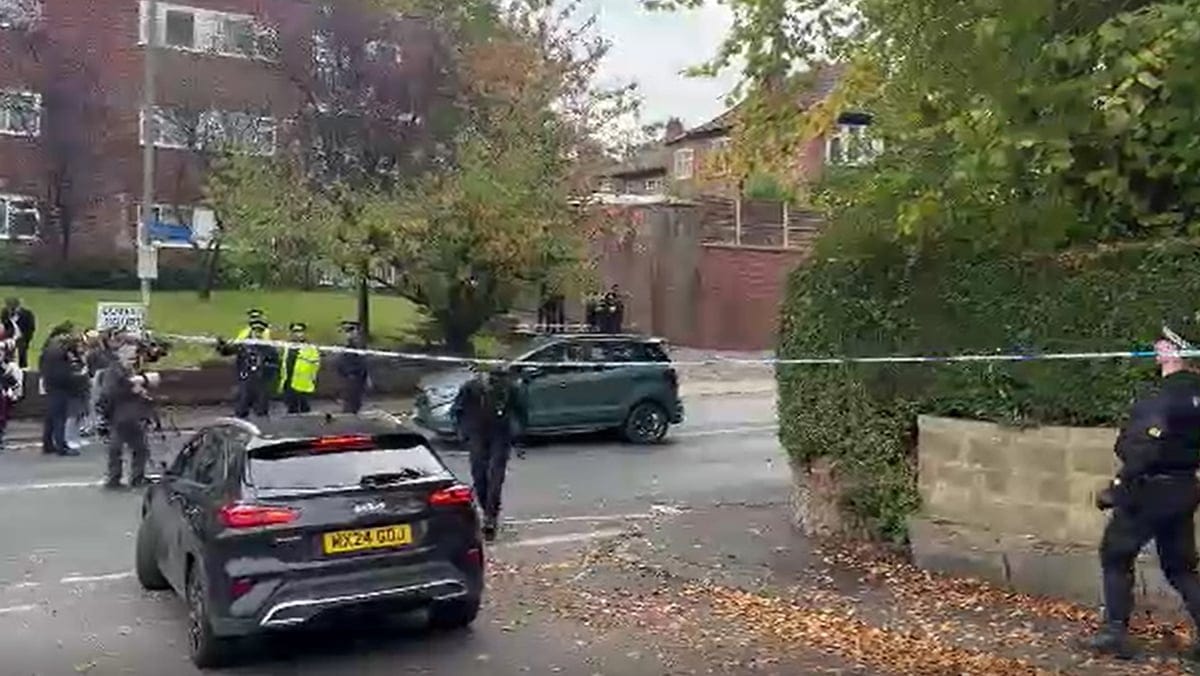 İngiltere’nin Manchester kentinde bulunan Heaton Park Sinagogu önünde korkunç bir