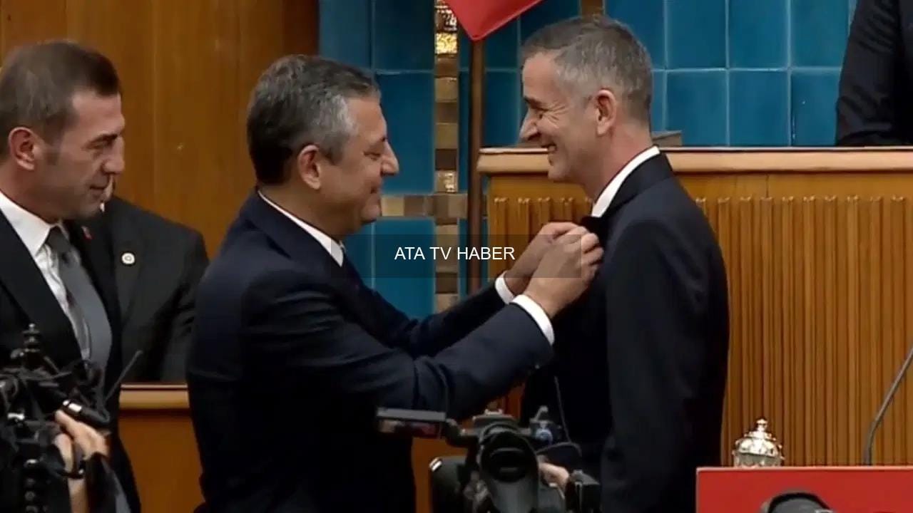 Özgür Özel'in Grup Toplantısında CHP'ye Katılan Yeni İsim ve Kıbrıs Mesajı