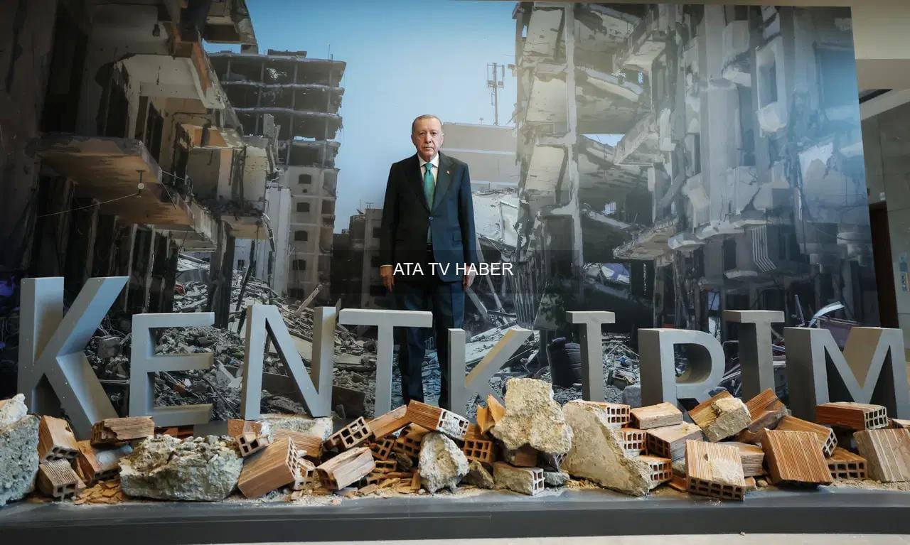 Erdoğan’ın sergideki pozu CHP’den tepki aldı