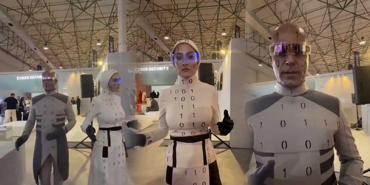 insanlara-makyaj-yaptilar-robot-diye-fuara-goturduler-8phXTGbZ.jpg