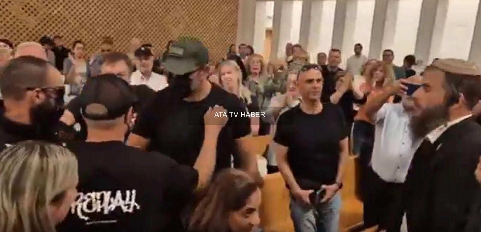 Mahkeme Önünde Destek Gösterisi ve Zirveleyen Tartışma