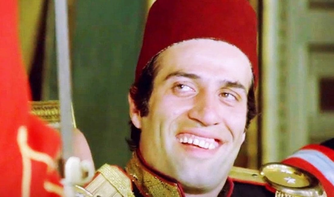 Kemal Sunal: Tiyatrodan Beyaz Perdeye Türkiye’nin Gülmece Ustası Kemal Sunal