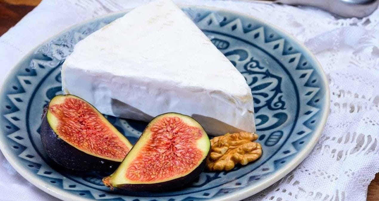Brie Peyniri ve Yüksek Kolesterol: Uzmanlardan Uyarı Yüksek kolesterol, kalp