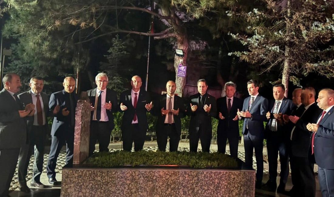 MHP Heyeti Alparslan Türkeş’in Kabrini Ziyaret Etti MHP Tokat Milletvekili