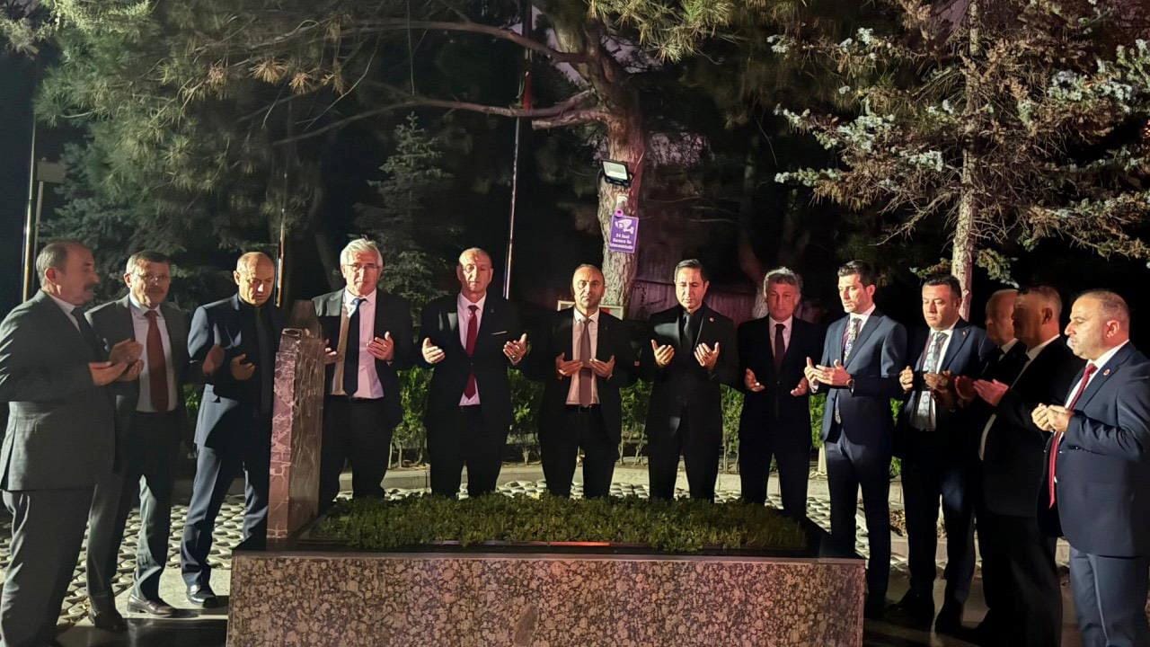 MHP Heyeti Alparslan Türkeş’in Kabrini Ziyaret Etti MHP Tokat Milletvekili
