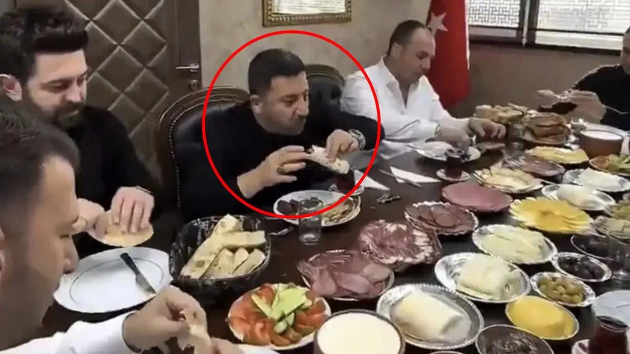 Nevşehir Belediye Başkanı Rasim Arı’nın Kayseri’de Oto Galerideki Kahvaltısı Sosyal