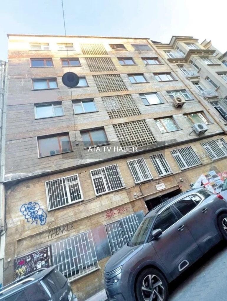Orhan Pamuk'un Cihangir'deki Taray Apartmanı'nda Gerilim Sürüyor