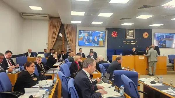 Plan ve Bütçe Komisyonu’nda gergin dakikalar! “Kebap” tartışması alev aldı! Yegin ve Usta birbirine girdi TBMM Plan ve Bütçe Komisyonu’nda Gerilim: Helikopter Kirası ve Milletvekilleri