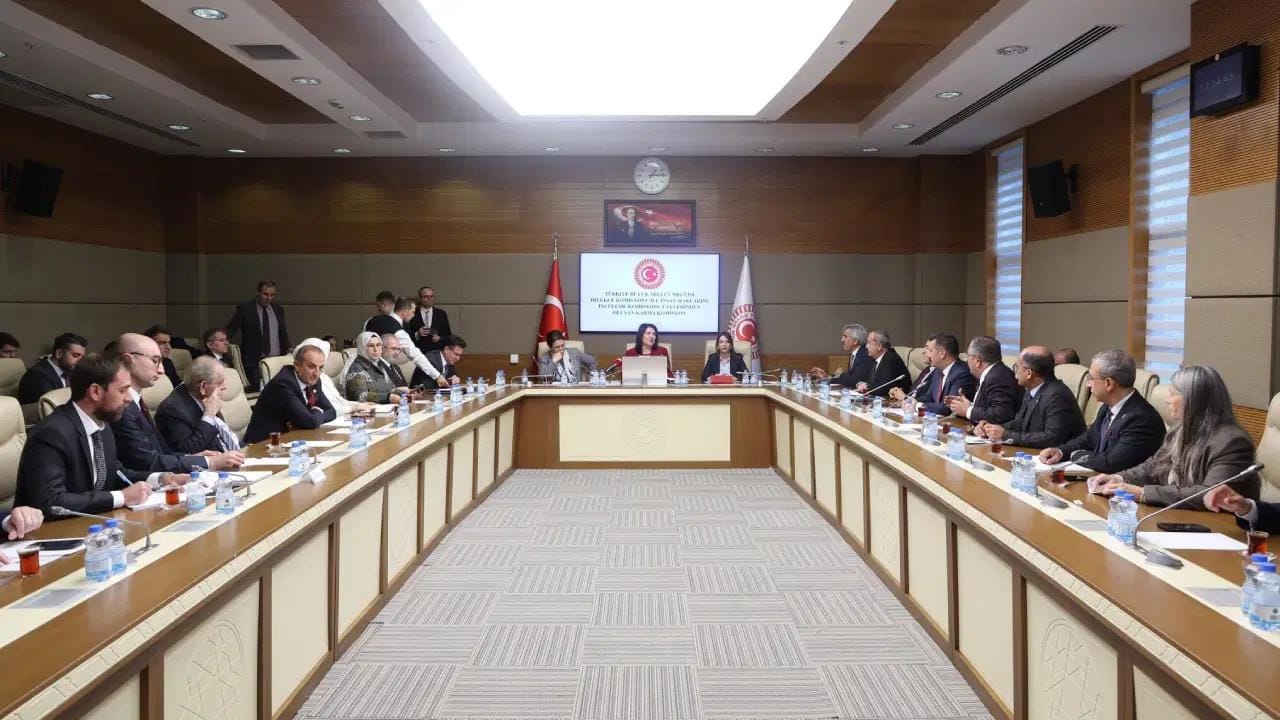 tbmmde-komisyonda-imrali-ziyareti-tartismasi-chp-salonu-terk-etti-uzmZzTQk.jpg