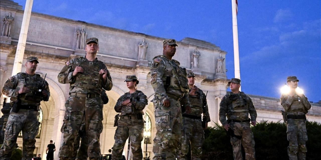 Eski ABD Başkanı Donald Trump, Florida’dan Washington’a giderken uçakta gazetecilerin