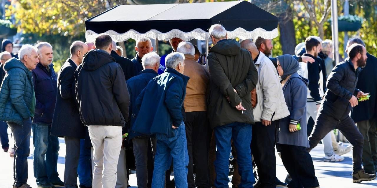 akin-akin-gidiyorlar-kek-ve-cayi-bedava-yapti-NWZxVYCS.jpg