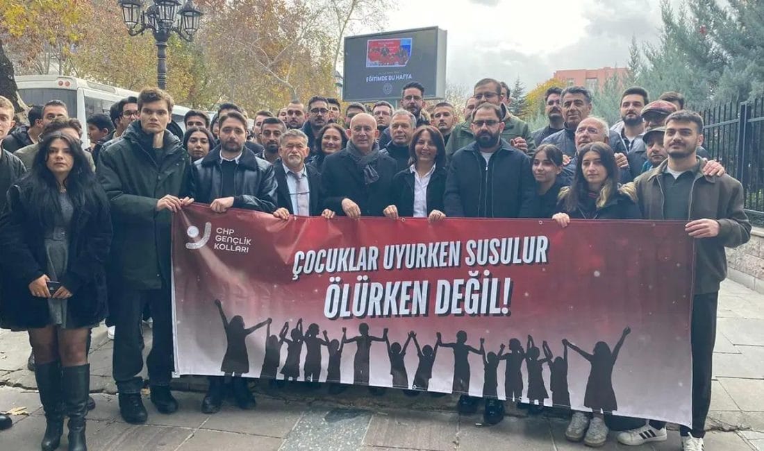 Ankara’da CHP’li gençlerden ‘MESEM’ protestosu: ‘Tutuklanan TİP’li kardeşlerimizle dayanışma içerisindeyiz’ CHP Ankara Gençlik Kolları’ndan MESEM Uygulamasına İtiraz: Eğitim Hakkı ve