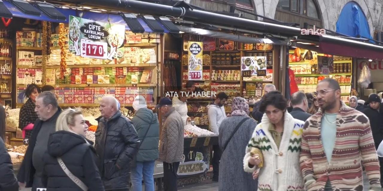 Eminönü’nde Yeni Yıl Öncesi Vatandaşlar Ekonomik Sıkıntılarını ve 2026 Beklentilerini Paylaştı