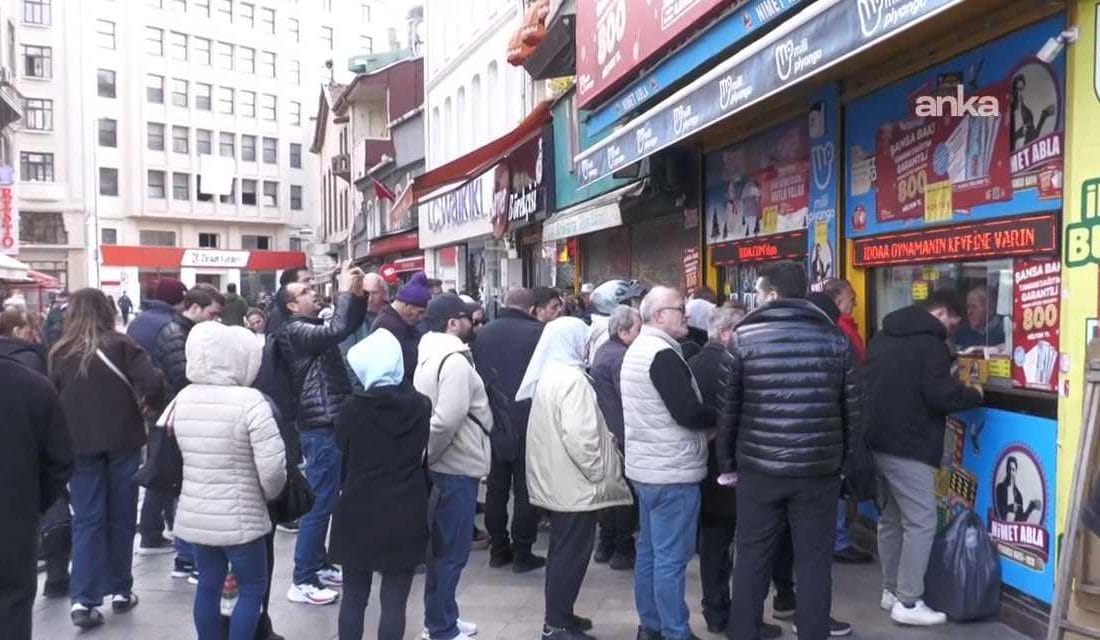 Eminönü’nde Yeni Yıl Öncesi Vatandaşlar Ekonomik Sıkıntılarını ve 2026 Beklentilerini
