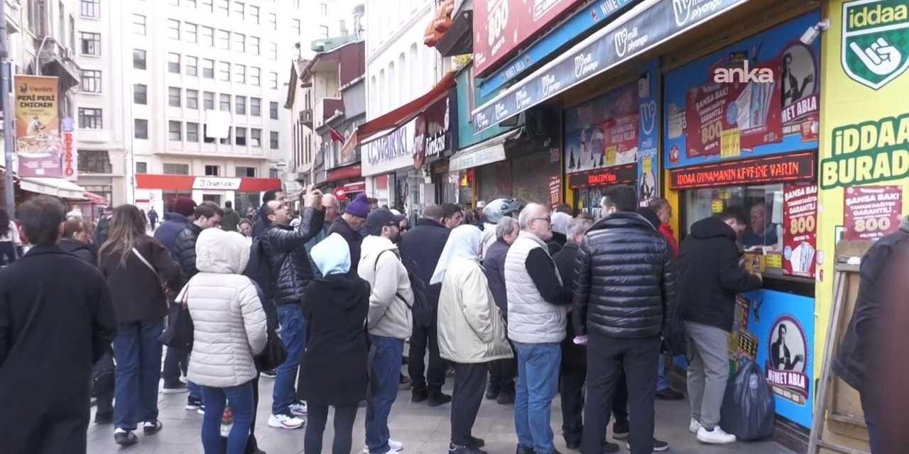 Eminönü’nde Yeni Yıl Öncesi Vatandaşlar Ekonomik Sıkıntılarını ve 2026 Beklentilerini