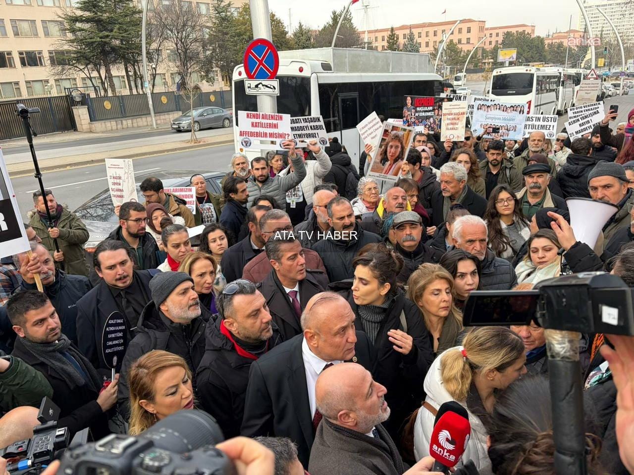 Adalet Peşinde Aileleri TBMM Dikmen Kapısı Önünde 11. Yargı Paketi'ne Tepki Gösterdi