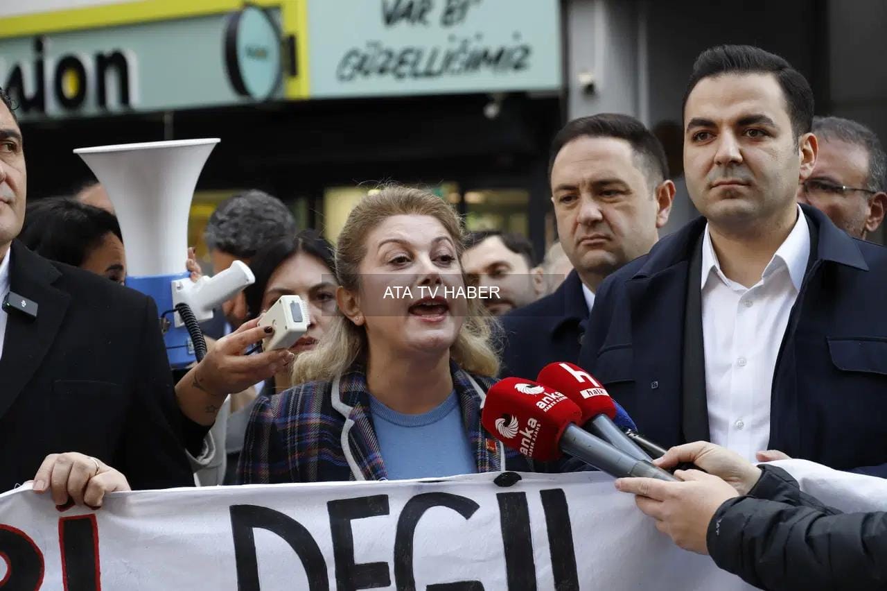 CHP İzmir Kadın Kolları, 2026 Asgari Ücretine Karşı Cumhuriyet Meydanı'nda Eylem Yaptı