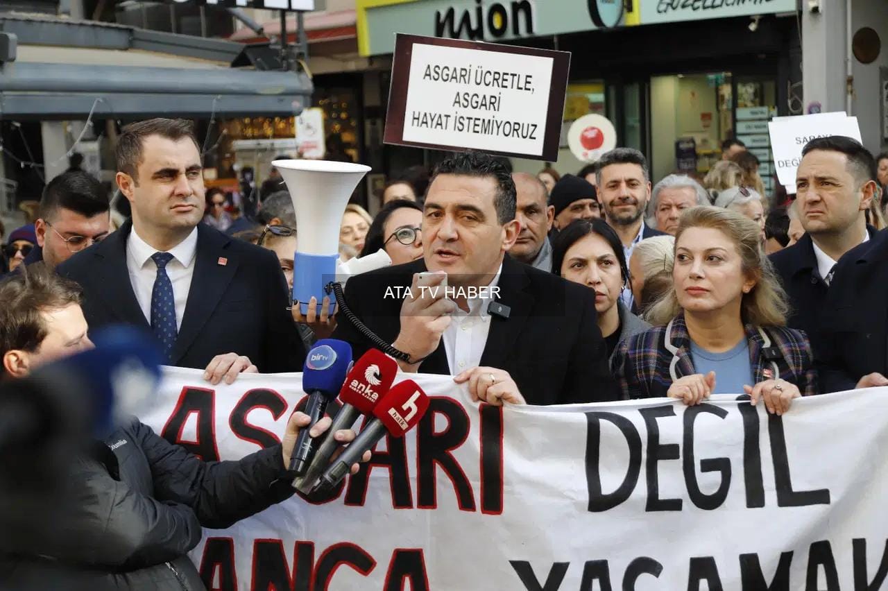 CHP İzmir Kadın Kolları, 2026 Asgari Ücretine Karşı Cumhuriyet Meydanı'nda Eylem Yaptı