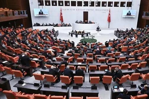 TBMM’de 10 Kasım Uygulaması Tartışması: Atatürk Posteri ve Türk Bayrağı
