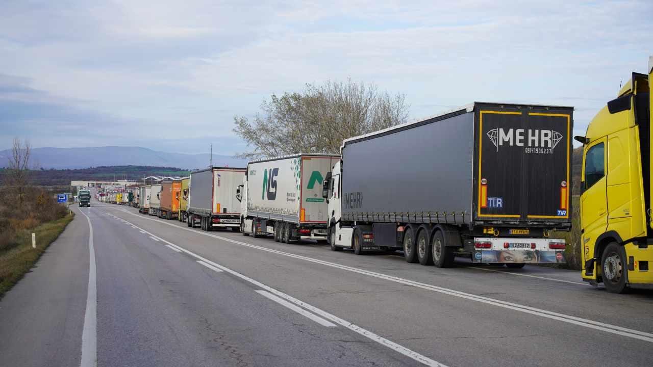 yunanistan-sinirinda-kriz-tir-kuyruklari-olustu-VWFsCqdH.jpg