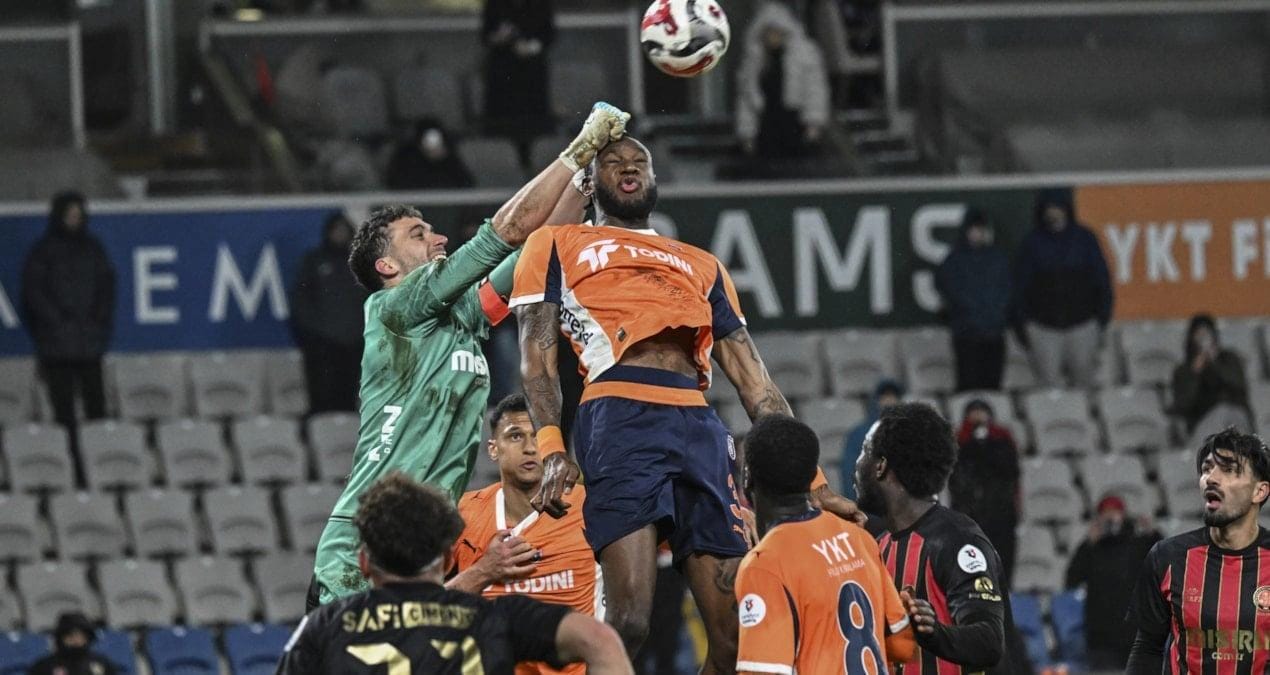 basaksehir-super-ligde-ikinci-yariya-galibiyetle-basladi-fgXum6jc.jpg