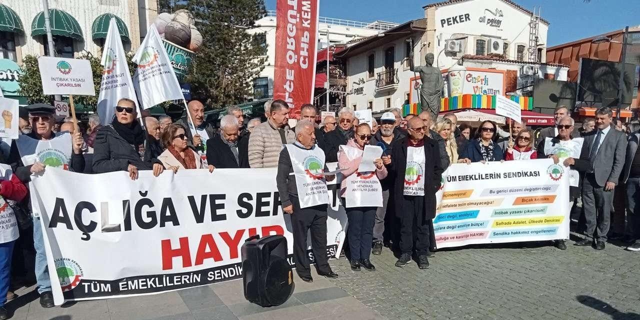 emekliler-antalyada-yoksulluga-karsi-sokaga-cikti-Mp75aB7d.jpg