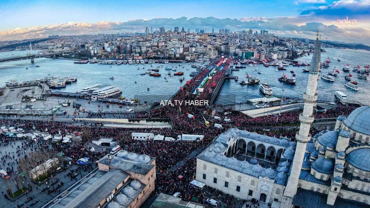 İstanbul'da Binlerce Kişi 'Sinmiyoruz, Susmuyoruz, Filistin'i Unutmuyoruz' Sloganıyla Yürüdü