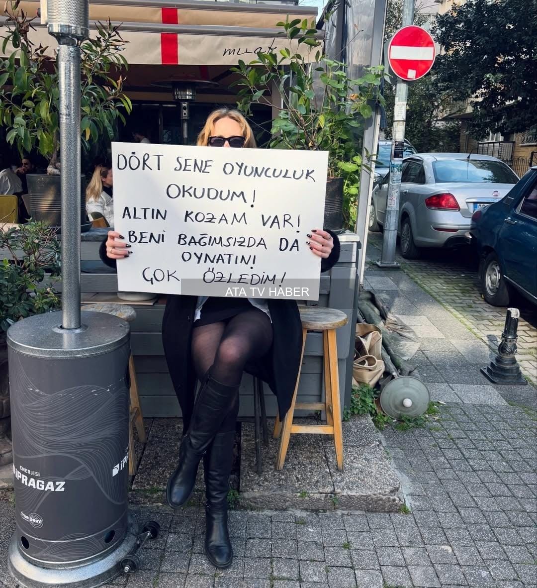 Hayal Köseoğlu'ndan oyunculuk özlemini dile getiren pankartlı paylaşım