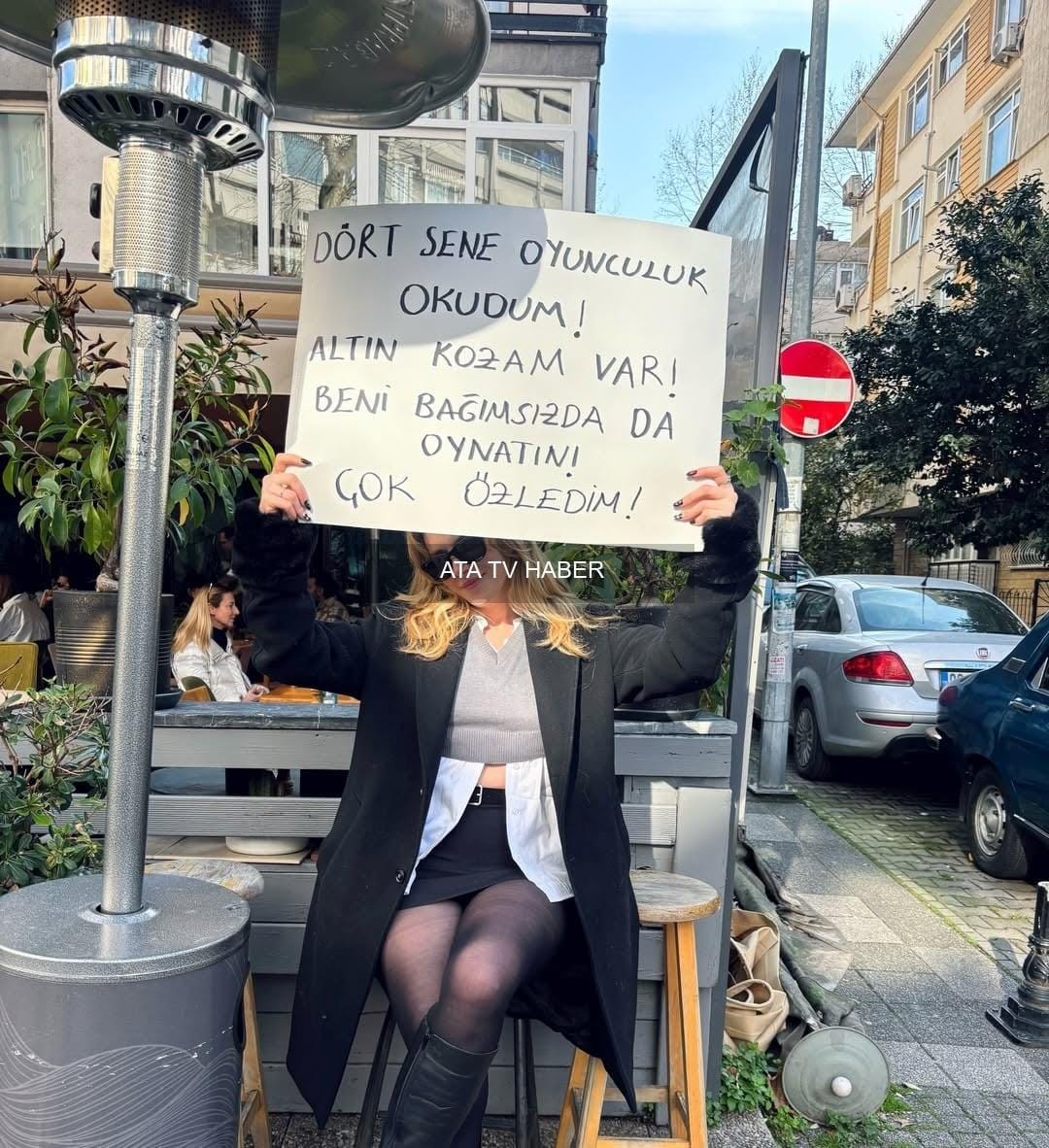 Hayal Köseoğlu'ndan oyunculuk özlemini dile getiren pankartlı paylaşım