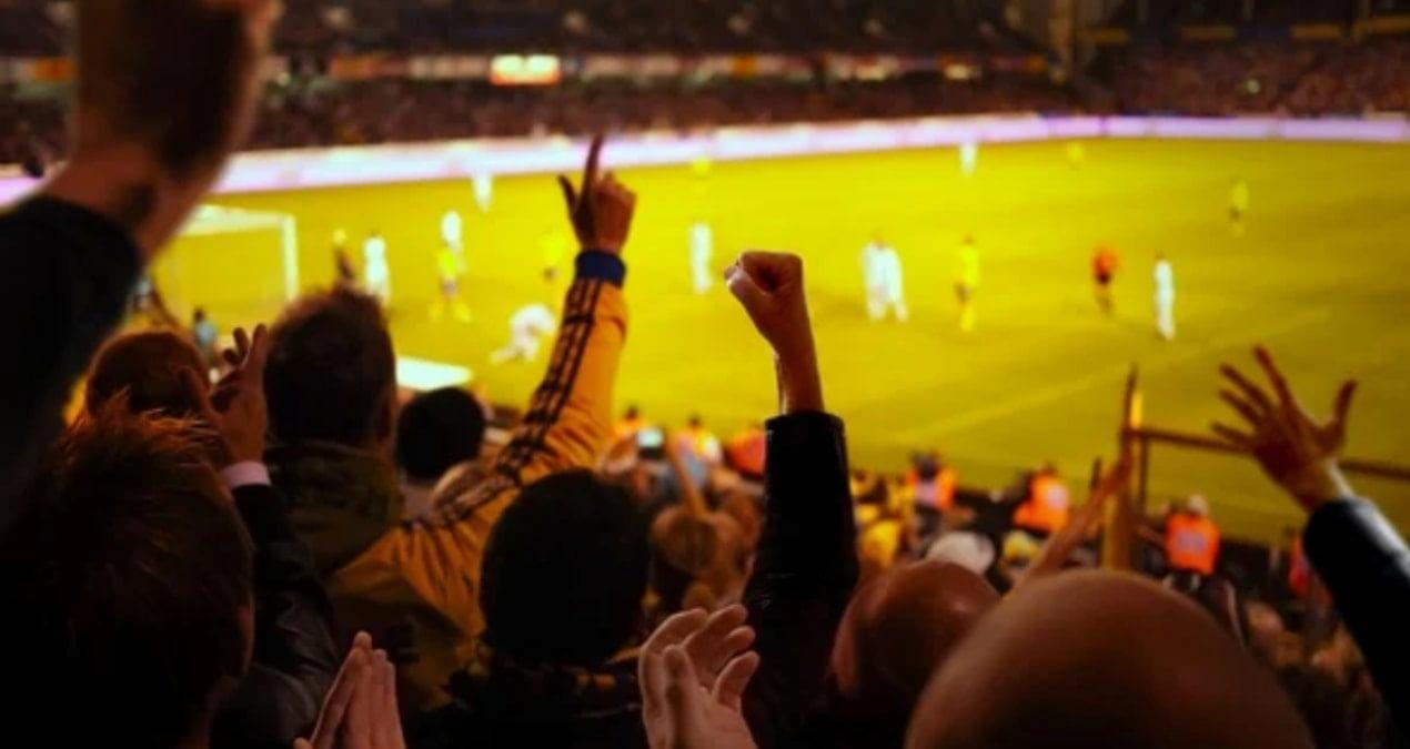 Ünlü futbolcular “Taraftarlarımız her şeyimiz” diyerek bilet paralarını ceplerinden ödedi