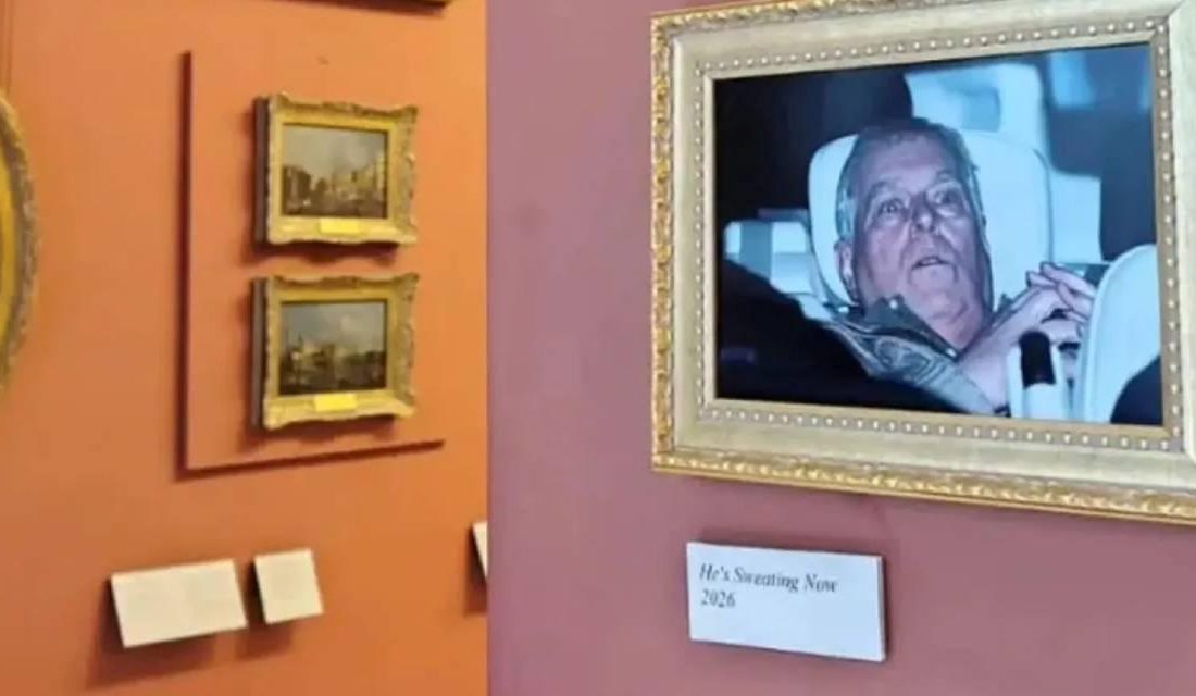 Louvre Duvarına Asılan Fotoğrafla Prens Andrew’a Mesaj: “Artık Terliyor” Aktivistler,