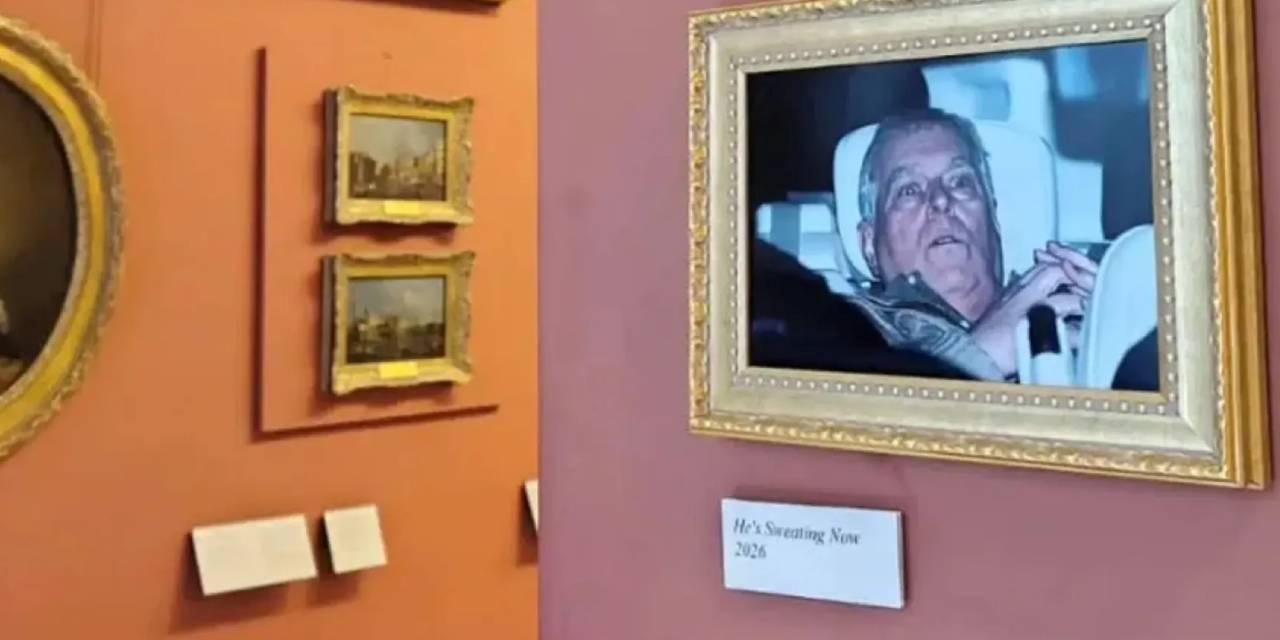 Louvre Duvarına Asılan Fotoğrafla Prens Andrew’a Mesaj: “Artık Terliyor” Aktivistler,