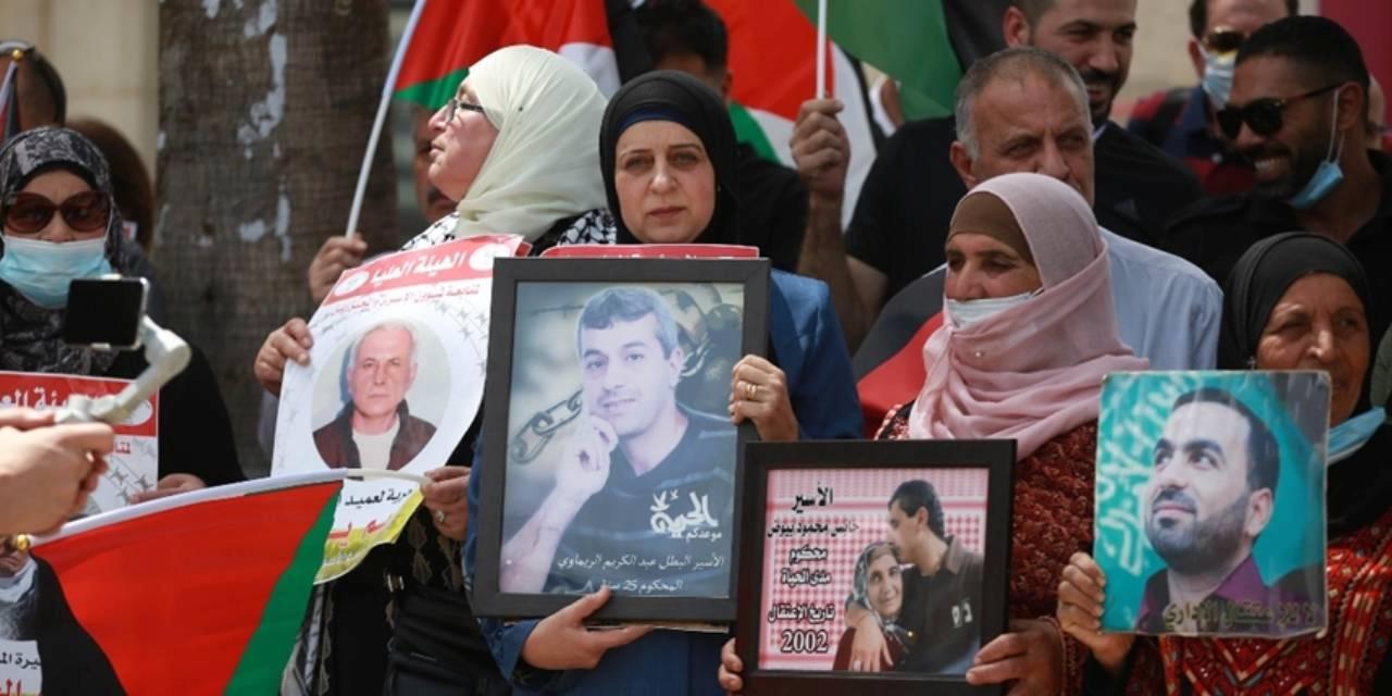 Gazze Aileleri Fotoğraflarla Seslendi: Esirlerin Durumu ve Hapishane Koşulları Endişe