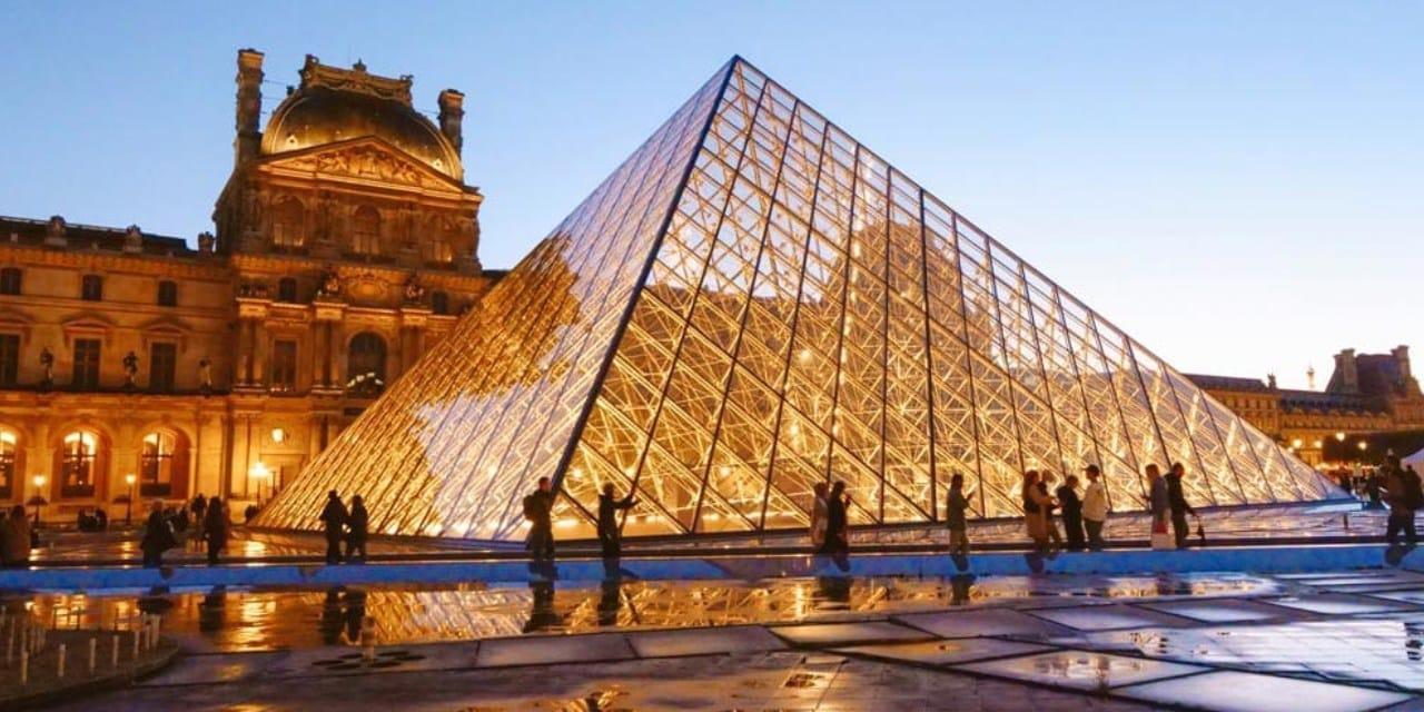 Louvre Müzesi’nde Gece Saatlerinde Tespit Edilen Su Sızıntısı Paris’te her