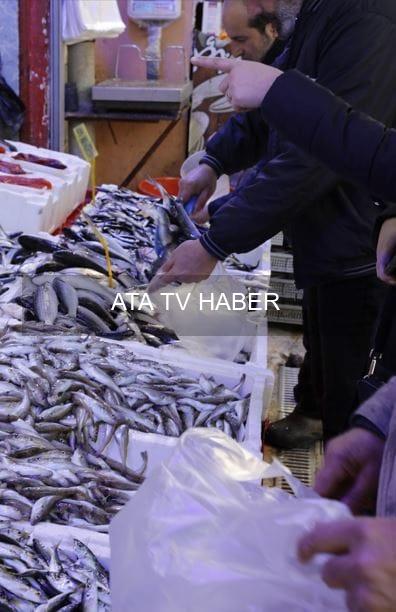 Saathane Çarşısı'nda balık tezgahlarında çeşitlilik ve uygun fiyatlar