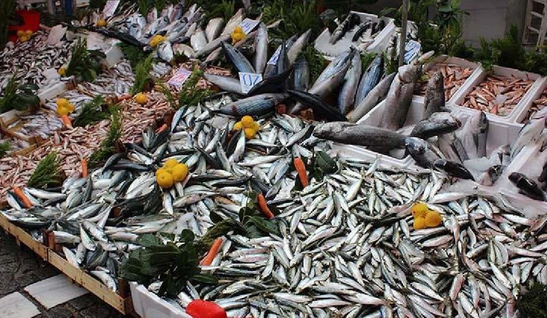 Saathane Çarşısı’nda balık tezgahlarında çeşitlilik ve uygun fiyatlar Tarihi Saathane