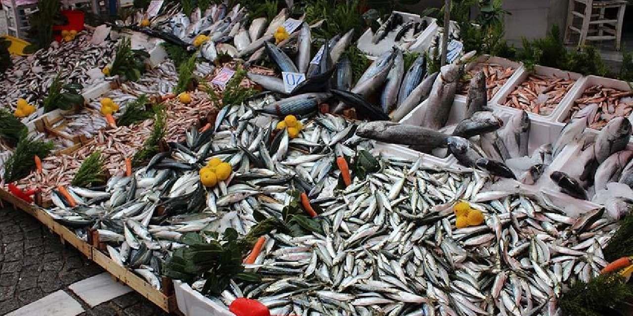 Saathane Çarşısı’nda balık tezgahlarında çeşitlilik ve uygun fiyatlar Tarihi Saathane