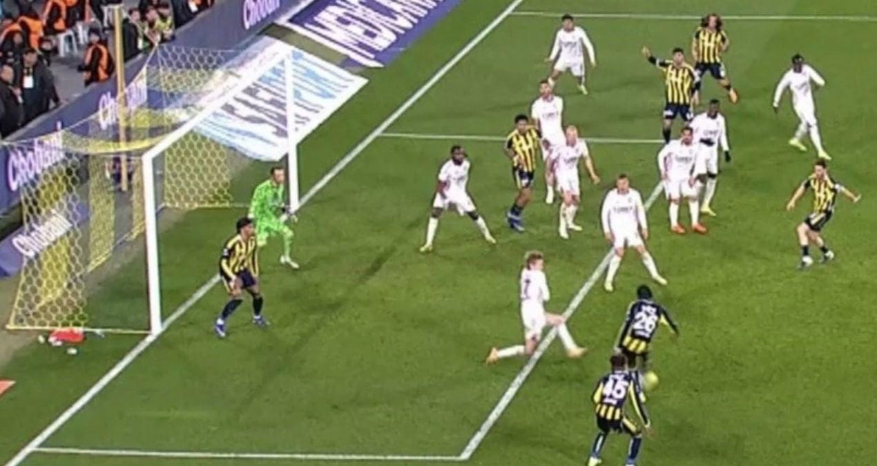fenerbahcenin-son-saniye-golunden-sonra-galatasarayli-taraftarlar-sosyal-medyada-isyan-etti-YCX2dqnQ.jpg